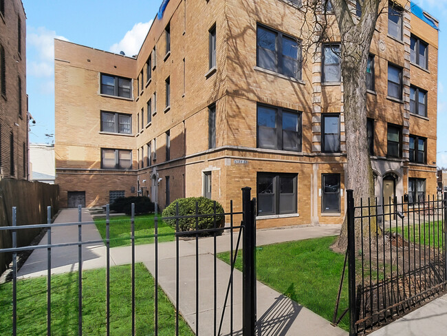 Foto del edificio - 3756 N Bernard St