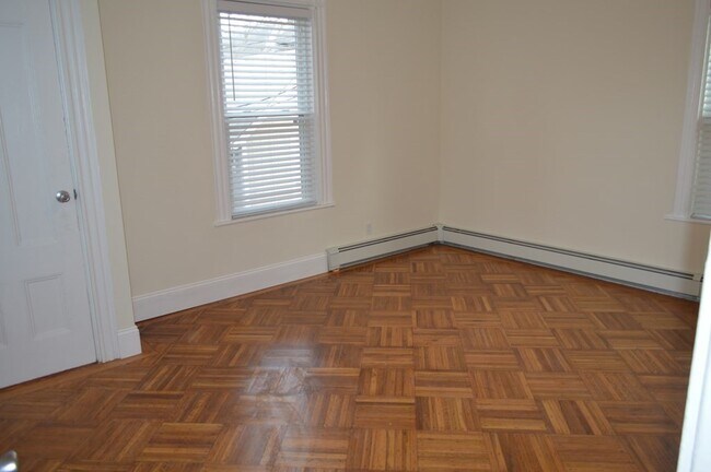 Building Photo - 33 Ashfield St