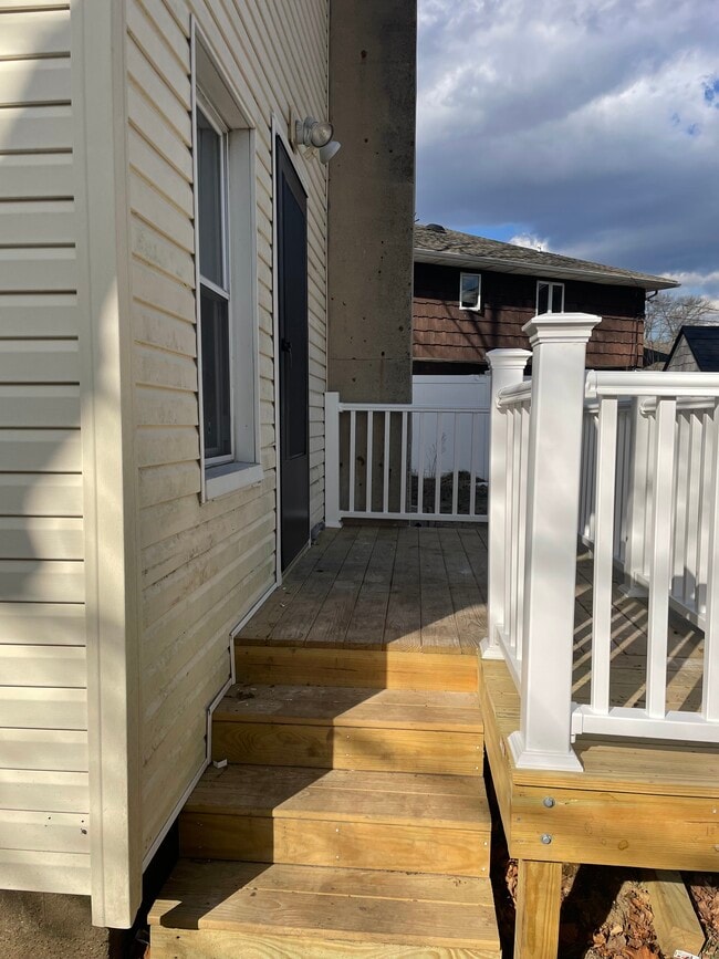 Building Photo - 111 Main St