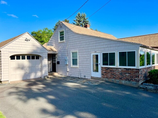 Building Photo - 609 Hunting Hill Ave