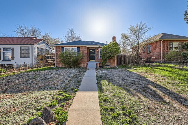 Foto del edificio - Charming 3-Bedroom Home with Spacious Back...