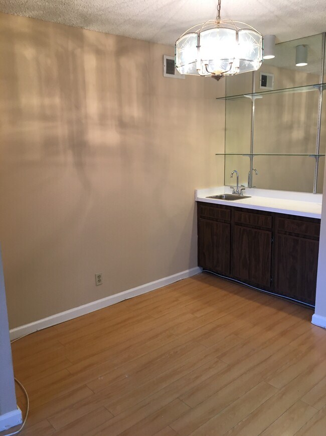 Wet bar next to dining area - 505 E Providencia Ave