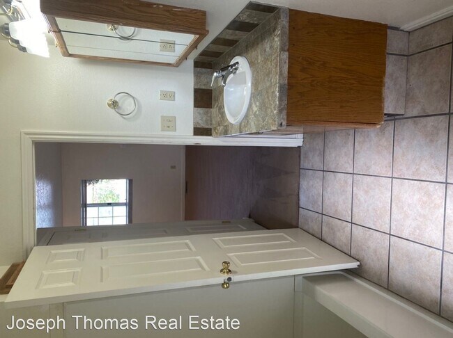 Building Photo - 825 W 800 N