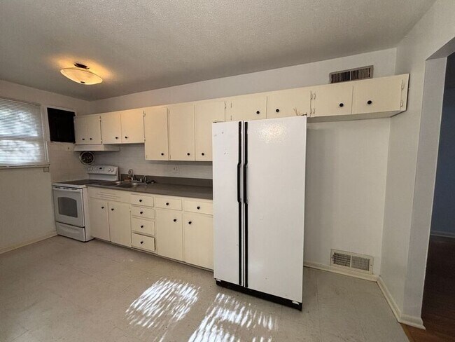 Foto del edificio - 529 Brown Cir Dr