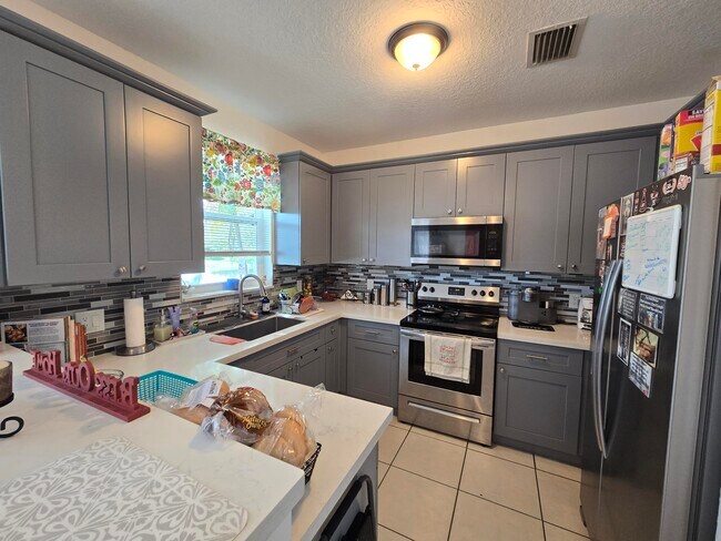 Building Photo - 2208 Shoma Dr
