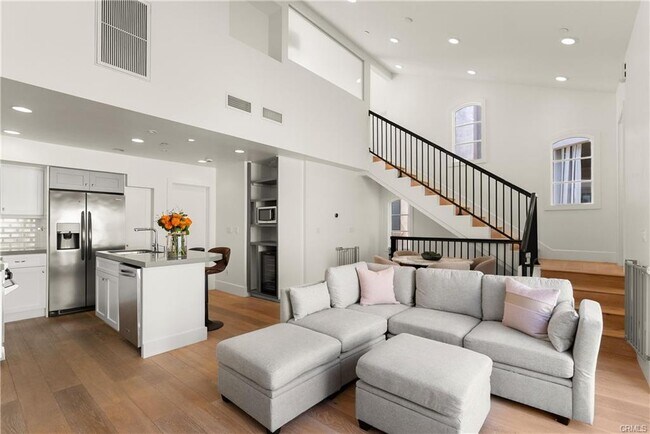 Foto del edificio - 606 1/2 Marigold Avenue, Newport Beach, CA 92625 - 2 BR 3 BA condo