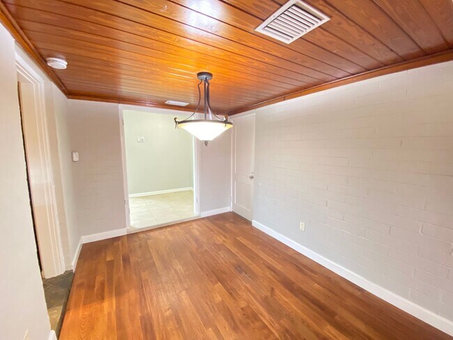 Foto del edificio - 3/2 single family home minutes from Lake E...