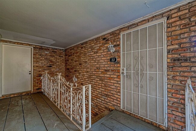 Building Photo - 2201 Fountain View Dr