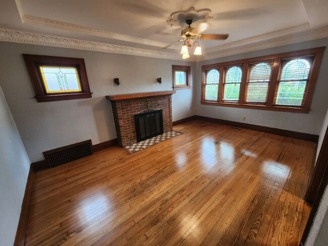 Building Photo - Single family house in great neighborhood ...
