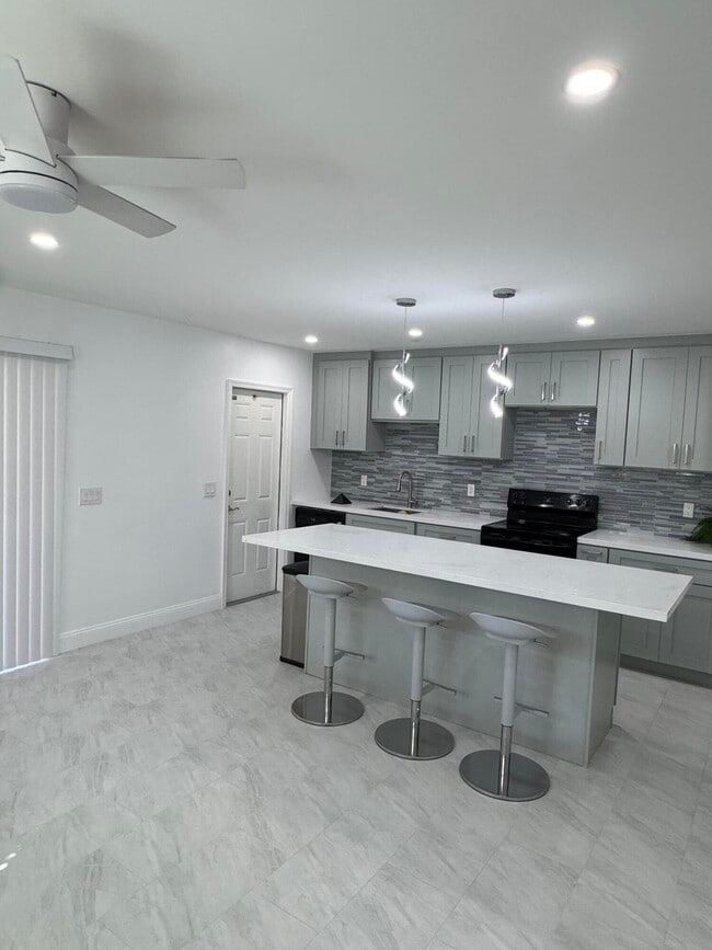 Building Photo - 412 SE 21st Ave