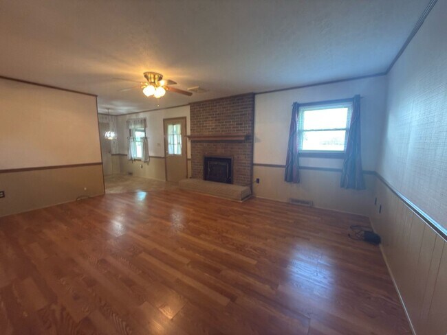 Foto del edificio - Spacious three bedroom, two bathroom with ...