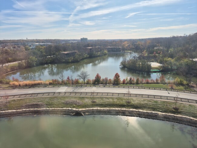 Foto del edificio - 5885 Forest View Rd