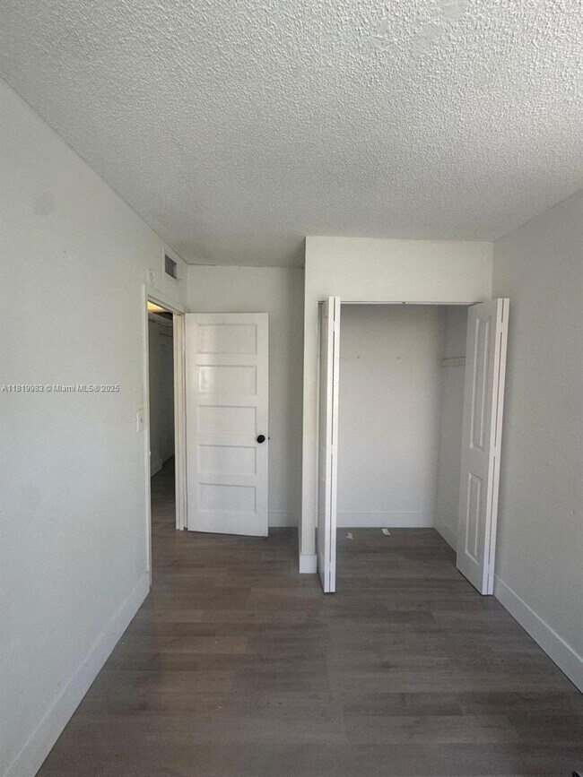 Foto del edificio - 6011 SW 69th St