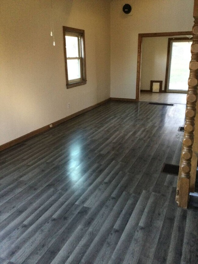 Foto del edificio - Charming 3-Bedroom Home with Back Deck & Central Air