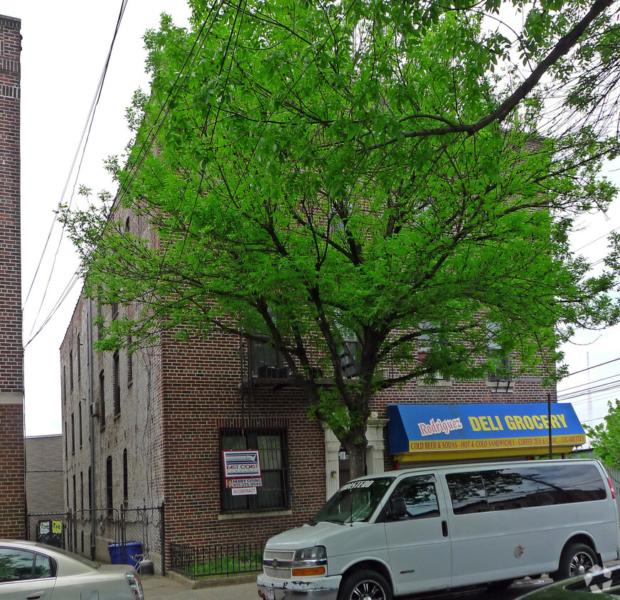 Building Photo - 18-89 Troutman St