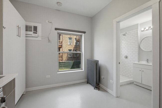 Building Photo - 4700 N Racine Ave