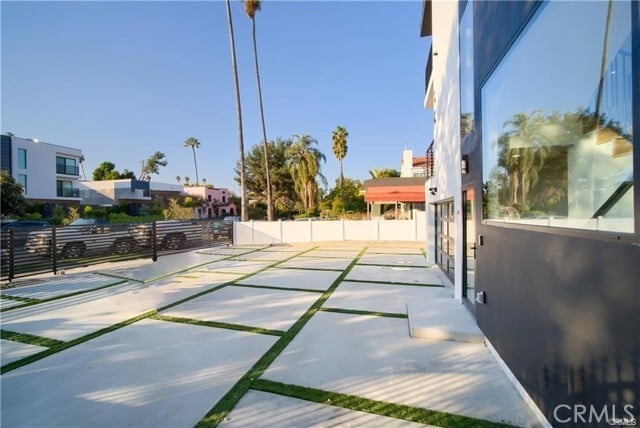 Building Photo - 618 N Mariposa Ave
