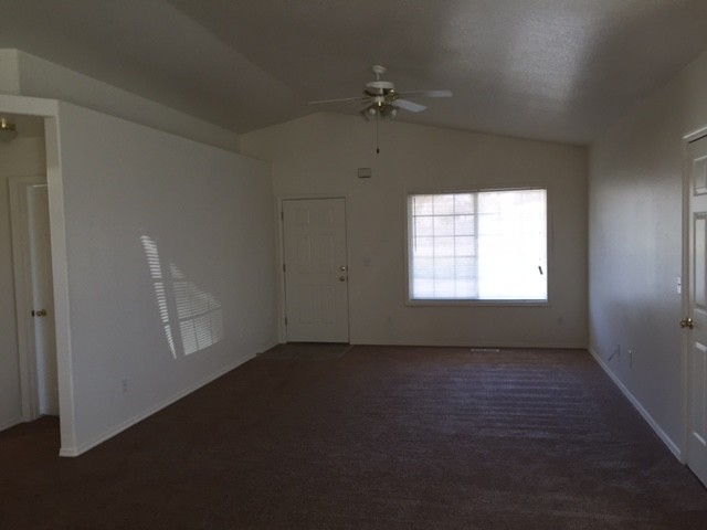Building Photo - 3 Bed 2 Bath Duplex