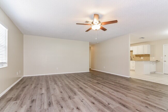 Foto del edificio - 2451 Glenview Dr