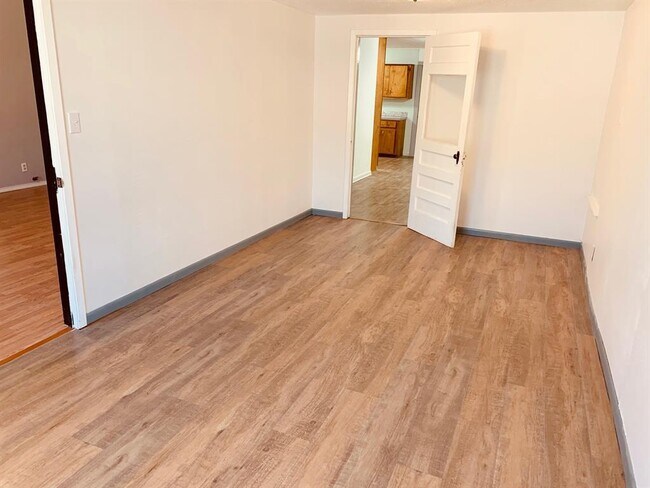 Foto del edificio - 106 N Oak Ave