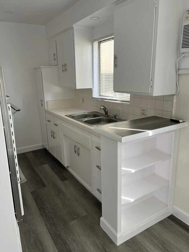 Building Photo - 842 Westbourne Dr