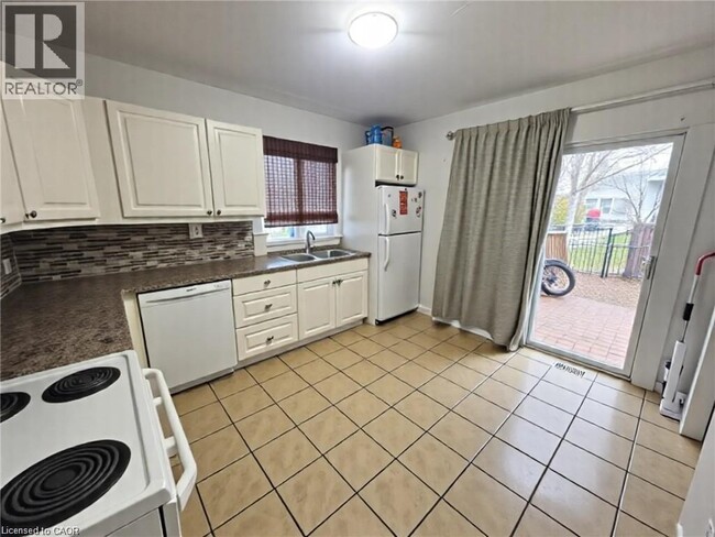 Building Photo - 139 Harmony Ave