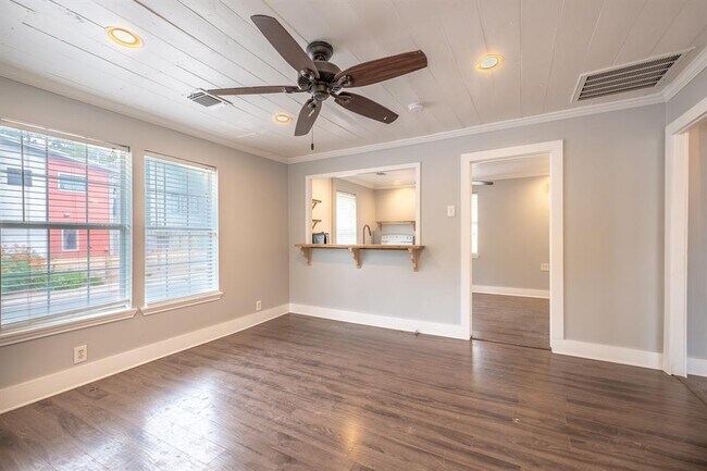 Foto del edificio - 2100 E 2nd St