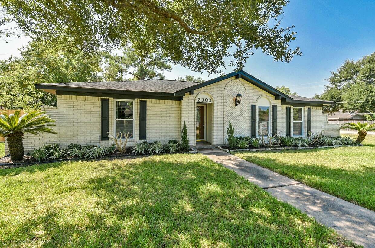 Primary Photo - 2302 Lynn Dr