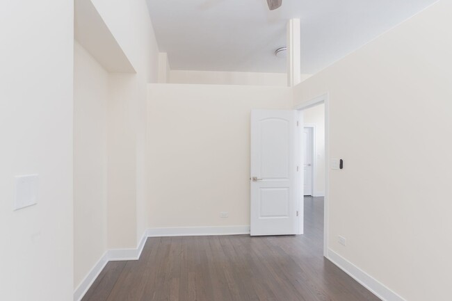 Foto del edificio - 2047 N Hoyne Ave