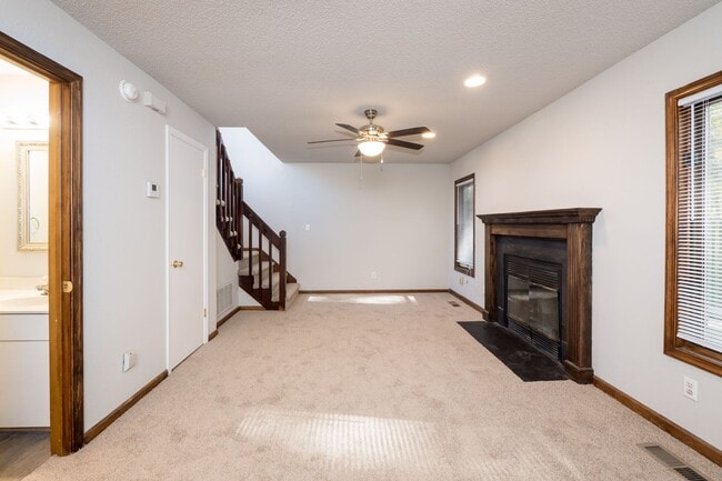 Foto del edificio - 2 bedroom 1.5 bath Duplex Close to the Beach