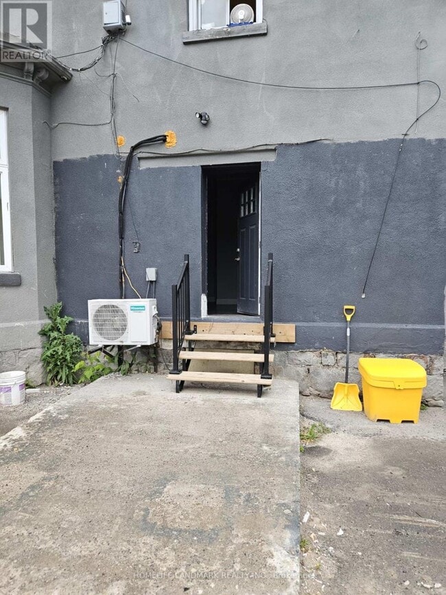 Building Photo - 451 Simcoe St S