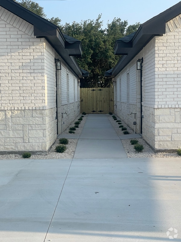 Building Photo - 3706 Chapa Ave