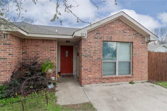 Building Photo - 105 S Pecan St