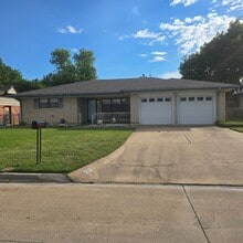 Building Photo - 312 NW Compass Dr