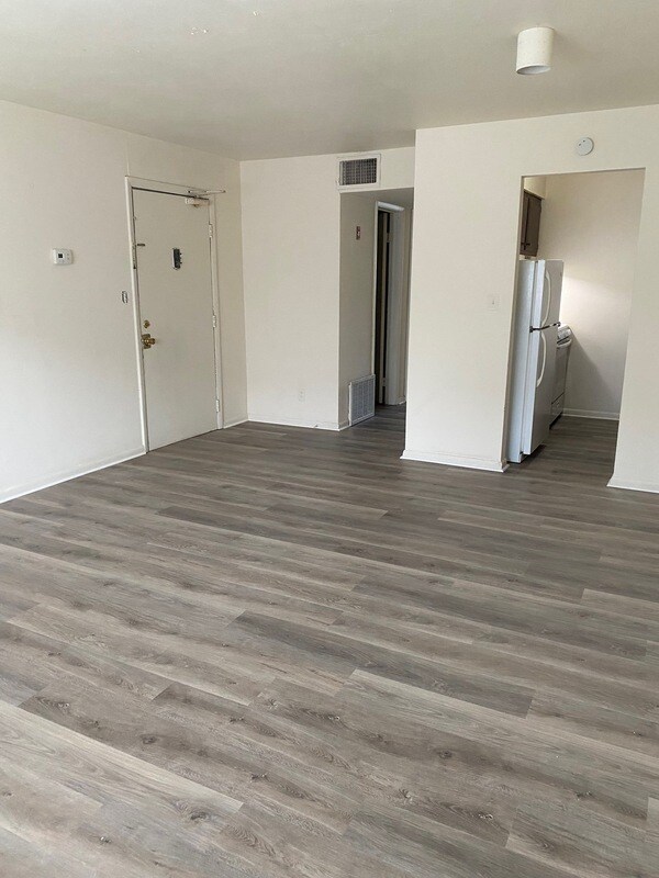 Building Photo - 1063 W 48th St
