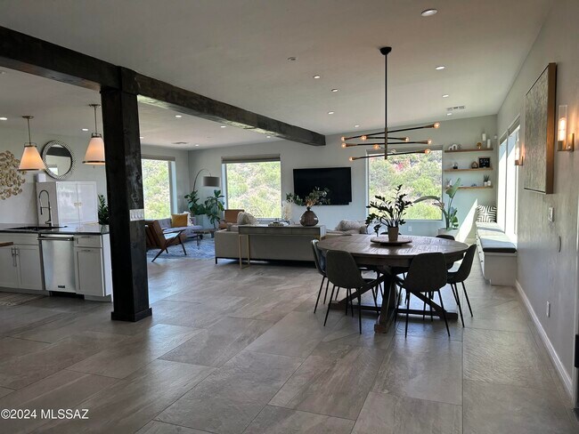 Building Photo - 5635 E Vía Arboleda