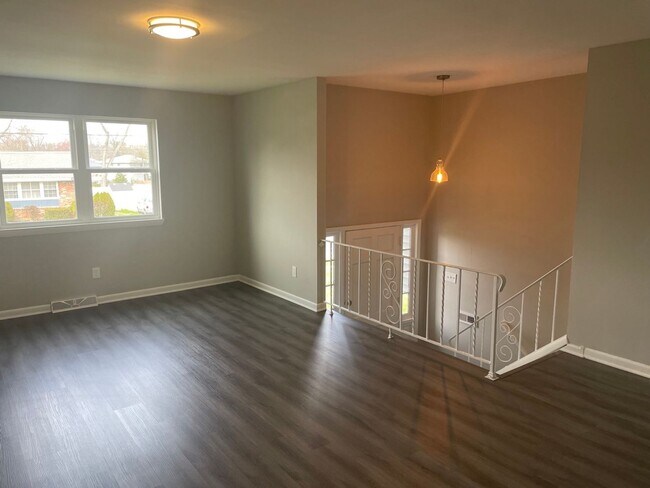 Building Photo - Charming 4 Bedroom/1.5 Bathroom newly reno...
