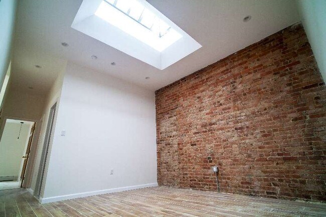 Building Photo - 450 E 140th St
