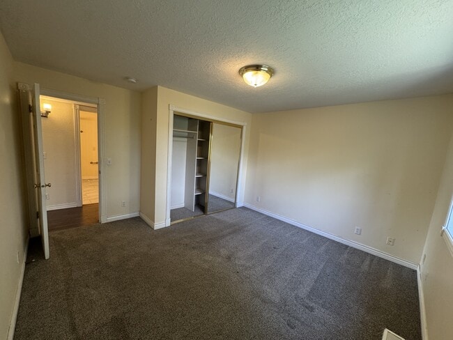 Building Photo - 340 Rainbow Ln