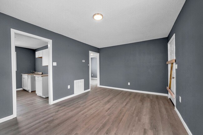 Foto del edificio - 2 Bed 1 Bath Completely renovated apt - appliances/water provided $900