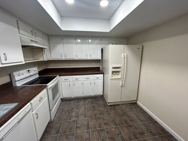 Foto del edificio - Freshly painted interior and new carpet in living room spacious home off Country Club Blvd