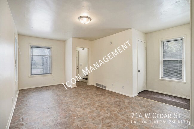 Building Photo - 714 W Cedar St