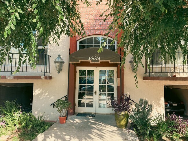 Foto del edificio - 10614 Eastborne Ave