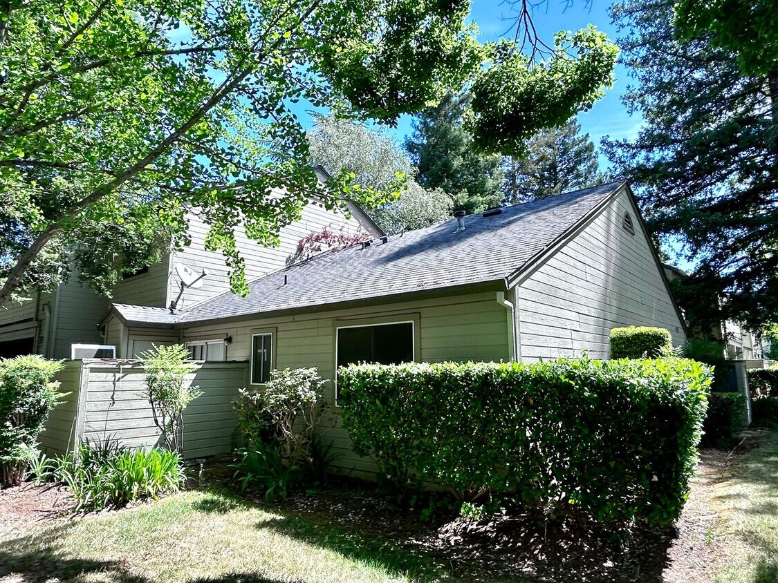 Building Photo - 3 Bedroom 2 Bathroom Condominium