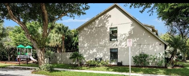 Building Photo - 516 Sandtree Dr