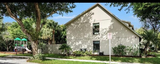 Foto del edificio - 516 Sandtree Dr
