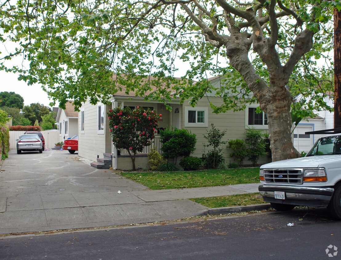 Foto del edificio - 826-828 E Santa Inez Ave