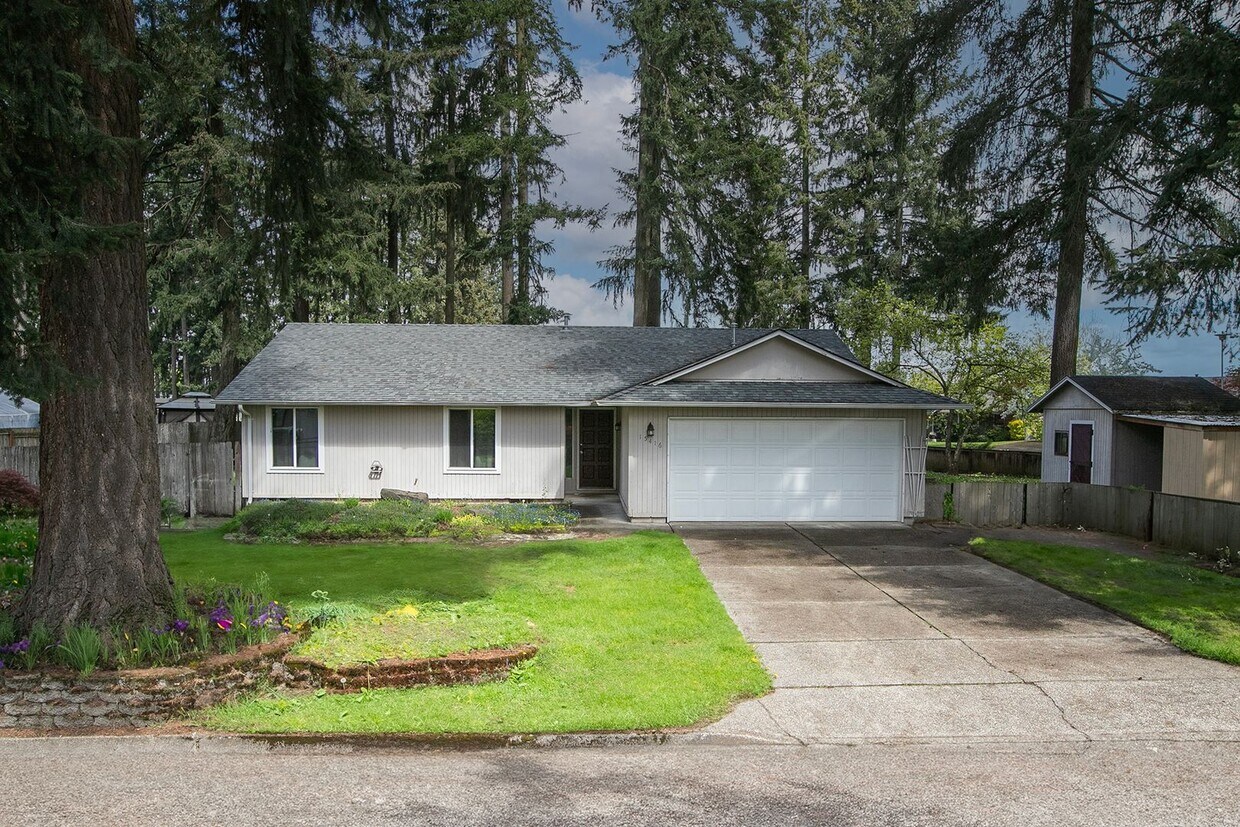 Primary Photo - 3 Bed 2 Bath Ranch Style Home w/ Large Bac...