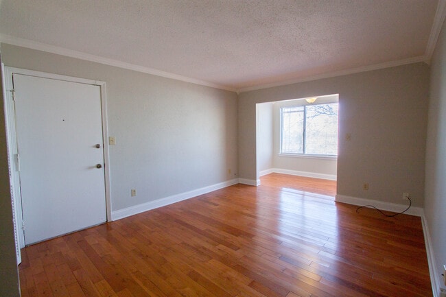 Building Photo - 402 Skyview Dr