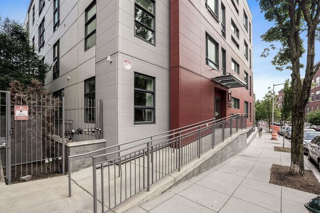 Foto del edificio - Professionally Managed // 2 bedroom 2 bathroom Modern Condo//  Adams Morgan// Parking Included!